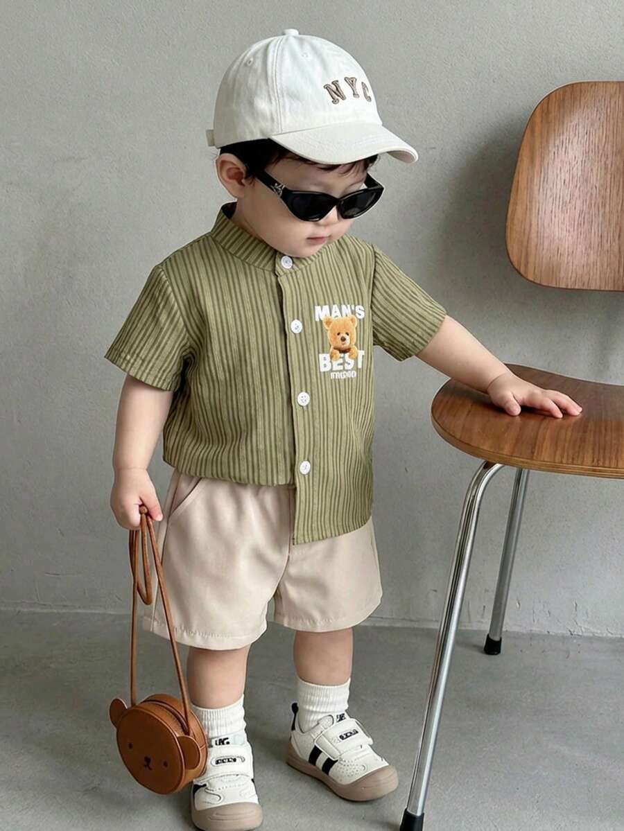 SHEIN Playful Pals 6-36个月婴幼儿两件套,男女宝宝通用卡其色条纹小熊印花短袖衬衫+纯色弹力腰短裤,适合春夏日常休闲穿着及度假。 - 軍綠色 - 查看 1