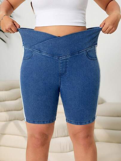 Solflare 大码夏季休闲撞色条纹修身牛仔短裤，适合夏季嘉年华、通勤、度假、毕业典礼等场合，时尚又可爱，充满Y2K风格，街头风十足，适合派对、婚礼、商务休闲等各种场合。这款大码牛仔骑行短裤采用条纹侧边拼接和V型腰线设计，舒适透气，是女士的理想之选。