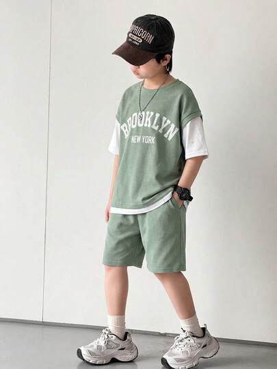 2件套男童休闲韩版宽松字母印花圆领短袖T恤短裤套装，适合通勤、上学、日常休闲、运动、春夏穿着。