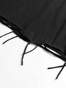 Manfinity EMRG Áo thun nam tay ngắn màu đen in hình người đeo mặt nạ và chữ kiểu Gothic, phong cách thời trang đường phố Mỹ, thiết kế viền tua rua rách, dáng rộng vai rớt, trang phục thường ngày, mùa hè. - màu đen - Xem 3