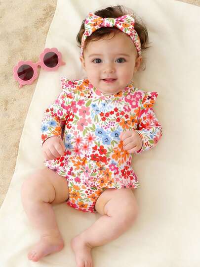 新生儿彩色碎花长袖连体泳衣，荷叶边下摆和头带设计，面料柔软舒适，适合新生儿游泳、海滩、泳池、夏季假期穿着。
