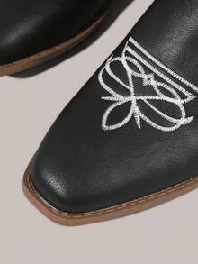 Styleloop Stivali neri da donna con punta affusolata e tacco basso, stile western, stivali alti da cavallerizza con chiusura a trazione, stivali in pelle con ricamo a V, stivali alla caviglia, adatti per festival musicali, feste, stile vintage americano, vacanze e viaggi - Abbinamento del colore nero - Visualizzare 4