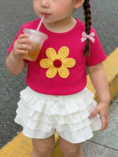 SHEIN Este conjunto de 2 piezas para niña incluye una linda y versátil blusa de manga corta color rosa-rojo y una falda/pantalón blanca con adornos florales. Adecuado para fiestas de cumpleaños, fiestas de noche, actuaciones, bodas, bautizos, ceremonias de apertura escolar, eventos interiores y exteriores, actividades diarias, deportes, juegos, fiestas, sesiones de fotos, vacaciones y días festivos. También es apropiado para la primavera y el verano.