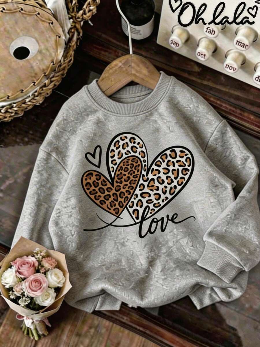 Sudadera de cuello redondo, con corazones de animal print, cálida y suave, hecha en México - Gris - Ver 1