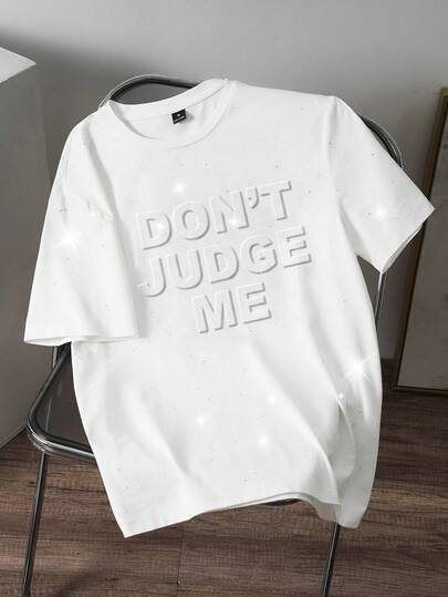 Manfinity Joysei 男士“别评判我”3D字母白色亮面短袖T恤，适合外出、上学、聚会、送朋友等场合