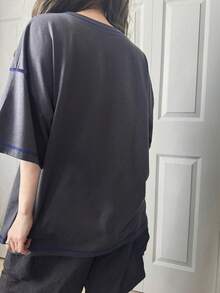 FRIFUL 女士圆领装饰缝线胸前字母印花宽松短袖T恤 - 灰色 - 查看 5