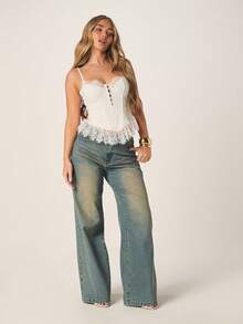 MISSGUIDED Áo hai dây cúp ngực viền ren trắng với móc cài phía trước và chi tiết bèo nhún ở gấu áo, thích hợp cho buổi hẹn hò mùa hè. - trắng - Xem 4