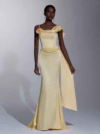 Elitara 优雅的奶油黄缎面吊带连衣裙，肩部饰有手工花卉装饰，超长飘逸裙摆，高腰设计显瘦，褶裥鱼尾裙摆，适合约会、度假、单身派对、海滩、婚礼、毕业典礼、春夏晚礼服、伴娘礼服等场合。