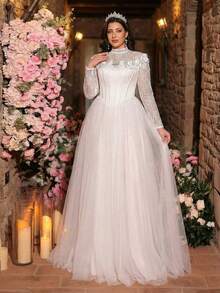 Aureia 大码优雅白色立领长袖修身鱼尾婚纱，饰有花卉蕾丝、网纱拼接和可拆卸拖尾 - 白色 - 查看 3