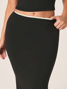 MISSGUIDED Bộ đồ hai mảnh dành cho nữ: áo croptop cổ yếm và chân váy maxi cạp cao, điểm nhấn viền trắng tương phản. - màu đen - Xem 4
