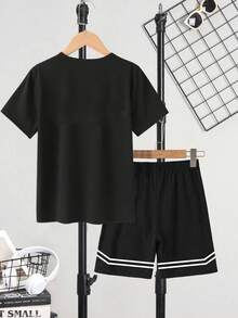 Ensemble tee-shirt et short pour garçons pré-adolescents, style décontracté et créatif pour le printemps et l'été. Design rafraîchissant avec numéro 96, pentagramme, rayures et slogans. Confortable pour le port quotidien, idéal pour les saisons printemps, été et automne. - Multicolore - Voir 2