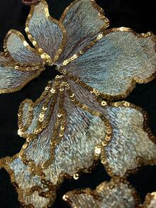 Glimmora 这款黑色方领修身长袖T恤，饰有精美贴花和亮片珠绣，尽显时尚格调。适合春、夏、秋、冬四季穿着，是送给兄弟姐妹、母亲节的理想礼物。简约休闲，尽显时尚品味。 - 彩色 - 查看 5