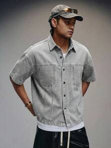 Manfinity Homme Camisa casual de manga corta de mezclilla gris holgada con rayas, moda callejera para hombres - Gris - Ver 1