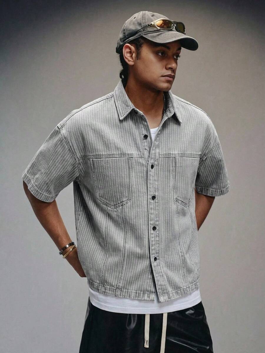 Manfinity Homme Camisa casual de manga corta de mezclilla gris holgada con rayas, moda callejera para hombres - Gris - Ver 1