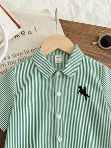 SHEIN Little Byeori 1 chiếc áo sơ mi ngắn tay cổ bẻ kẻ sọc phong cách casual college đơn giản, thời trang, thoải mái, tiện dụng và đa năng cho bé trai, set đồ đi học, phù hợp cho tiệc sinh nhật, tiệc tối, biểu diễn, đám cưới, lễ rửa tội, lễ khai giảng, mặc hàng ngày, đi học, đi du lịch, chơi thể thao, dùng cho mùa xuân và mùa hè - Màu xanh lá cây đậm - Xem 6