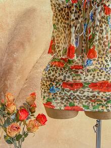 Soleia Bộ đồ 2 món dành cho nữ, họa tiết da báo và hoa, kiểu áo yếm buộc dây phía trước và chân váy ngắn xếp ly. - Nhiều màu - Xem 3