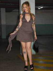 Arliah 性感复古极简V领荷叶边下摆收腰连衣裙 - 咖啡 - 查看 1