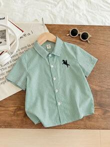 SHEIN Little Byeori 1 chiếc áo sơ mi ngắn tay cổ bẻ kẻ sọc phong cách casual college đơn giản, thời trang, thoải mái, tiện dụng và đa năng cho bé trai, set đồ đi học, phù hợp cho tiệc sinh nhật, tiệc tối, biểu diễn, đám cưới, lễ rửa tội, lễ khai giảng, mặc hàng ngày, đi học, đi du lịch, chơi thể thao, dùng cho mùa xuân và mùa hè - Màu xanh lá cây đậm - Xem 4
