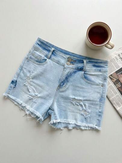 Shorts de mezclilla con doble botón, rotos y bordes desflecados, diseño elástico y cómodo, estilo casual y versátil