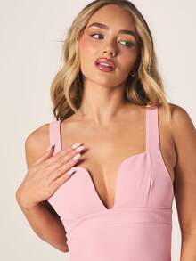 MISSGUIDED 粉色紧身迷你连衣裙，深V领口，后背系带设计，非常适合派对、鸡尾酒会、晚宴等场合。 - 粉色 - 查看 4