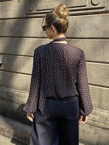 MainGRL 女士春夏度假青春活力套装，棕色底蓝色波点荷叶边领雪纺衬衫，适合度假、日常穿着、浪漫约会等场合。 - 棕色 - 查看 2