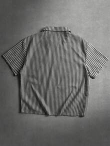 STYNVO Camisa de manga corta casual de hombre con rayas y parche con letra, para verano - Blanco y Negro - Ver 2
