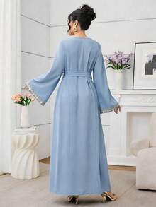 Al Najma Vestido de cóctel de fiesta con cuello bordado, mangas con volantes y estampado floral - Neblina azul - Ver 2
