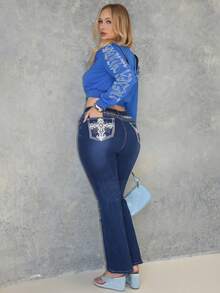 Arliah Y2K复古露脐口袋交叉翅膀刺绣修身喇叭裤女式牛仔裤 - 藍色 - 查看 1