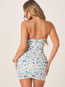 MISSGUIDED Đầm mini ôm sát người bằng vải denim in hoa màu xanh dương, không dây vai, có khóa kéo phía sau, thích hợp cho mùa xuân hè. - trắng - Xem 2
