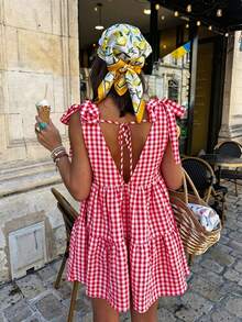 Vivid Eden Đầm mini không tay cổ chữ V sâu, xoắn vai, xếp ly ở gấu váy dành cho nữ, thích hợp cho kỳ nghỉ, phong cách nghỉ dưỡng, trang phục nghỉ mát cho nữ, đầm không tay cổ chữ V sâu kẻ caro đỏ trắng kiểu Mỹ retro mới cho nữ mùa hè, dây đeo vai thắt nơ, eo rút, chân váy xòe, đầm kẻ caro đỏ, đầm hè hở lưng, tiệc trà chiều, trang phục đi nghỉ mát cho nữ, đầm dự tiệc cho nữ, trang phục mùa hè cho nữ, đầm kẻ ô vuông, đầm nữ, đầm kẻ ô vuông đỏ, đầm Zanzea cho nữ, đầm Talk cho nữ, đầm Wow, đầm quấn cho nữ, trang phục dự tiệc brunch cho nữ. - Đỏ - Xem 1