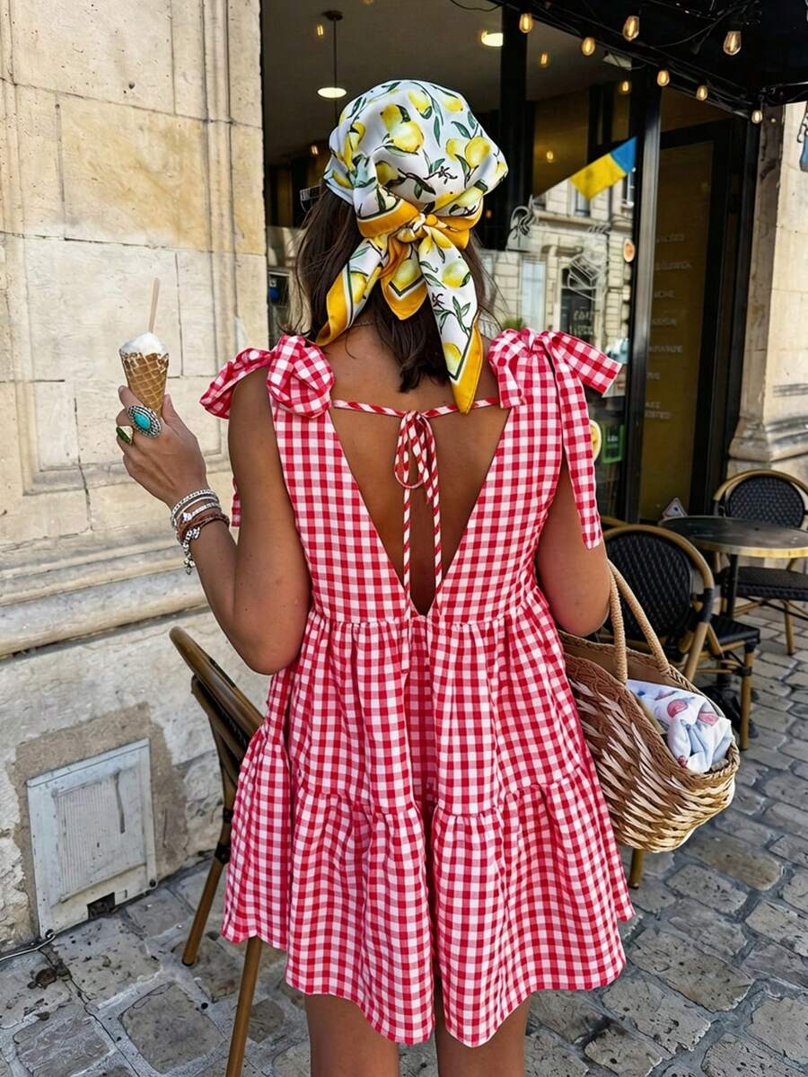 Vivid Eden Đầm mini không tay cổ chữ V sâu, xoắn vai, xếp ly ở gấu váy dành cho nữ, thích hợp cho kỳ nghỉ, phong cách nghỉ dưỡng, trang phục nghỉ mát cho nữ, đầm không tay cổ chữ V sâu kẻ caro đỏ trắng kiểu Mỹ retro mới cho nữ mùa hè, dây đeo vai thắt nơ, eo rút, chân váy xòe, đầm kẻ caro đỏ, đầm hè hở lưng, tiệc trà chiều, trang phục đi nghỉ mát cho nữ, đầm dự tiệc cho nữ, trang phục mùa hè cho nữ, đầm kẻ ô vuông, đầm nữ, đầm kẻ ô vuông đỏ, đầm Zanzea cho nữ, đầm Talk cho nữ, đầm Wow, đầm quấn cho nữ, trang phục dự tiệc brunch cho nữ. - Đỏ - Xem 1