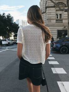 Nöista 纹理针织上衣，中央饰有几何图案，短款荷叶边袖，系带领口。休闲装，适合春季、夏季和海滩穿着。 - 米色 - 查看 2