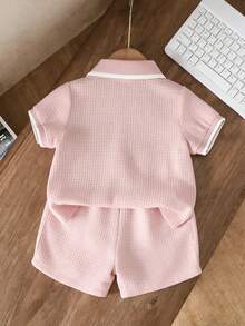 SHEIN Bộ 2 món đồ bé trai sơ sinh màu hồng, áo polo ngắn tay và quần short lưng thun, phong cách thường ngày mùa hè, phối màu tương phản, bo gân, size 3M-3T, đồ gia đình đồng bộ - Hồng - Xem 2