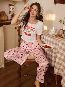 SHEIN Bộ đồ ngủ nữ phong cách đồng quê lãng mạn, in chữ hoa anh đào, dáng ôm, tay ngắn, kẻ caro, quần dệt hoa anh đào. - trắng - Xem 4