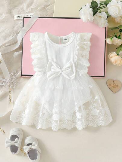 女婴甜美公主风白色蕾丝连衣裙，饰有蝴蝶结，网纱裙摆设计，适合日常外出、休闲旅行、家庭聚会、生日派对、儿童节等场合穿着