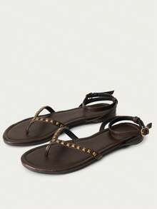 Nöista 巧克力棕色铆钉人字拖凉鞋，饰以古金色金字塔图案——大胆前卫的轮廓，适合节日风格、春季街头服饰或轻松的夏季宾客造型。 - 棕色Z - 查看 2