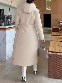 EURMUSE Gegürteter Maxi-Wintermantel, oversized warme gesteppte Jacke mit hohem Kragen und abnehmbarer Kapuze, Must-Have für den Winterstil auf der Straße, kuschelige Statement-Outerwear für kalte Tage, langgeschnittener Schnitt für einen urbanen Look, modischer schneebereiter Mantel für Gen Z Mädchen - Beige - Übersicht 2