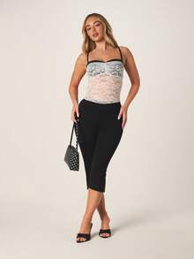 MISSGUIDED 女士蕾丝吊带背心，饰有扇形花边和可调节肩带，适合晚间约会场合 - 黑與白 - 查看 4