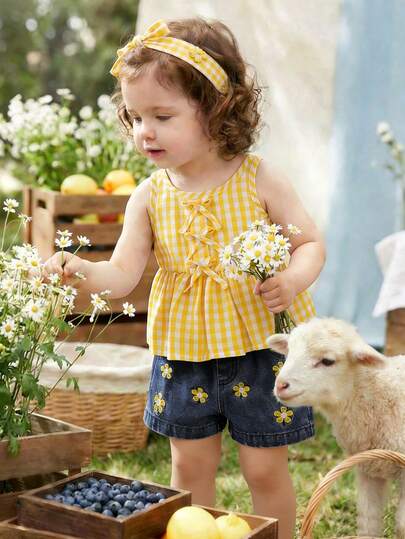 女婴夏季碎花无袖上衣和牛仔短裤套装，适合休闲外出、度假旅行、家庭聚会和周末野餐。