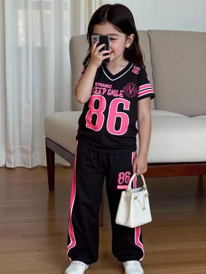 SHEIN 两件套女童运动休闲风套装，包括一件玫红色数字印花撞色V领短袖T恤和一条灰色印花长裤，适合日常穿着、观看比赛、街头风格。