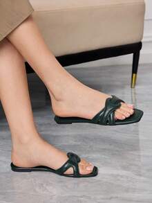 Màu xanh lá cây đậm