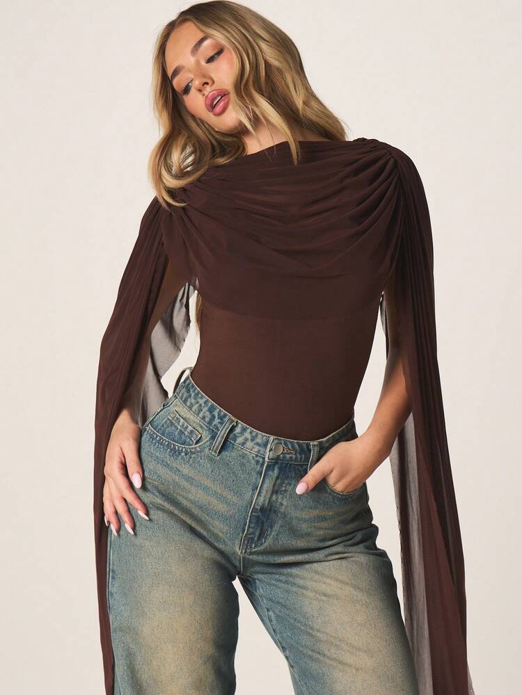 MISSGUIDED Body de mujer con cuello de capucha, mangas largas tipo capa y espalda abierta en color marrón