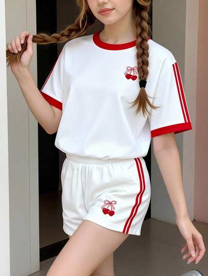 סט חולצת טריקו ומכנסיים קצרים נוחים לבנות באביב ובקיץ, אופנה קז'ואלית, אישיות יצירתית, רעננה מינימליסטית, הדפס גרפי אדום ולבן עם לבבות, מתאים ללבישה יומיומית באביב ובקיץ