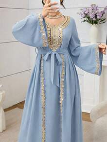 Al Najma Vestido de cóctel de fiesta con cuello bordado, mangas con volantes y estampado floral - Neblina azul - Ver 1