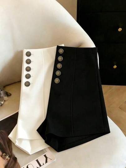 Uhlyne 法式极简黑色高腰超短裤，纽扣设计，适合夏季穿着，日常通勤、休闲、约会和浪漫场合。