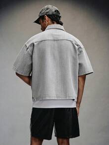 Manfinity Homme Camisa casual de manga corta de mezclilla gris holgada con rayas, moda callejera para hombres - Gris - Ver 2