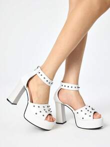 ROMWE Grunge Punk Buty letnie w stylu Dark Rock Punk Goth z odkrytymi palcami, Y2K, na imprezę, z nitami i klamrą, na imprezę, na obcasie, na platformie, damskie sandały na wysokim obcasie - Biały - Zobacz 3