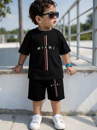 SHEIN Set de 2 piezas de camiseta de manga corta y pantalones cortos casuales para niños con estampado de rayas y nombre de la ciudad de Miami, adecuado para el verano
