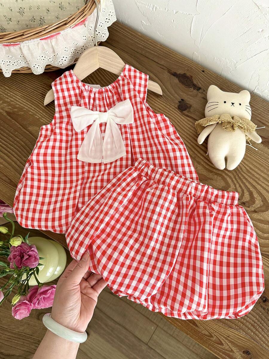 SHEIN 女婴套装,适合3个月至3岁,两件套,夏季度假及日常休闲宽松套装,白色无袖蝴蝶结装饰格子上衣和格子短裤 - 紅色 - 查看 1