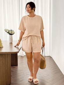 SHEIN Frenchy 2件套加大码夏季新款度假T恤短裤套装，2件套女士宽松条纹圆领T恤和松紧腰条纹裤，春夏仿毛衣套装，春夏风格，卡其色，休闲套装，家居服，休闲睡衣，新年睡衣，亲子圣诞睡衣套装，女士休闲套装，棕色两件套，春季女装。女士春夏度假两件套：针织两件套，适合派对、约会、海滩、邮轮、嘉年华、复活节和其他场合。简约时尚的度假风格，假日服装，波西米亚风女士沙滩装，花卉立体纹理面料套装，女士夏季短裤套装，女士夏季休闲套装，针织两件套。 - 黑與白 - 查看 3